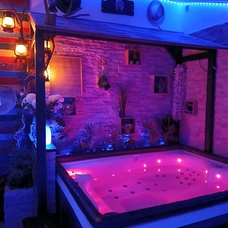 L'Histoire De L'Ouest , Jacuzzi Appartement Dole Zewnętrze zdjęcie